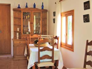 een eetkamer met een tafel en een raam bij Can jeroni in Sant Llorenç des Cardassar