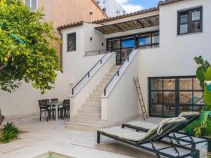 une terrasse avec des escaliers, une table et des chaises dans l'établissement Can montis, à Palma de Majorque