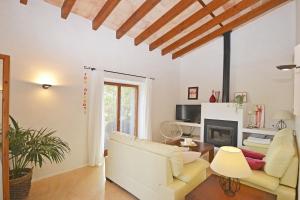 Una sala de estar con un sofá y una chimenea. en Es Romegueral, en Artà