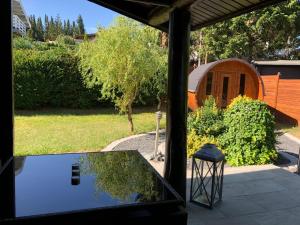 Blick auf einen Hinterhof mit einem Tisch und einem Zelt in der Unterkunft Haus Talblick in Barbis