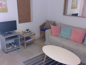 sala de estar con sofá y TV en Can Tassi, en Porto Cristo