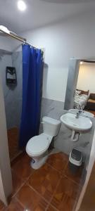 ein Bad mit einem WC und einem Waschbecken in der Unterkunft Casa campestre en las faldas del Taita Imbabura 3 in Otavalo