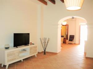 una sala de estar con TV de pantalla plana en un armario en Casa Campet en Algaida