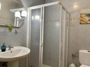 W łazience znajduje się prysznic, umywalka i toaleta. w obiekcie Casa Dorotea w mieście Son Serra de Marina +17 zdjęć