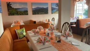 uma sala de jantar com mesa e cadeiras num restaurante em Hotel Restaurant LR6 em Bad Sooden-Allendorf