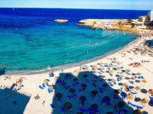 西洛特的住宿－Cas Bufador，海滩上设有遮阳伞和椅子,还有大海