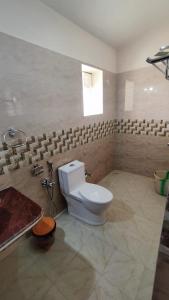 a bathroom with a toilet and a shower and a sink at Maior Roma by Jolly Jolly Lester in Vagator