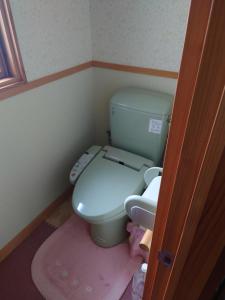 a bathroom with a toilet in a room at 玉川温泉の湯治に最適な宿　鳳凰館 in Senboku