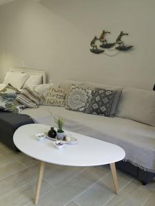 ein weißer Couchtisch vor einer Couch in der Unterkunft Little Fox Corfu 3 in Alepou