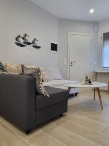 ein Wohnzimmer mit Sofa und Tisch in der Unterkunft Little Fox Corfu 3 in Alepou