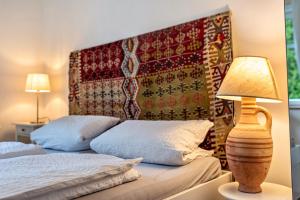 um quarto com 2 camas, uma cabeceira e um candeeiro em Appartement Waldhorn em Badenweiler