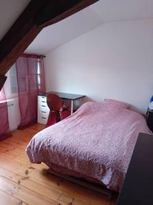 Schlafzimmer mit einem Bett und einem Schreibtisch in der Unterkunft CHEZ ISA chambres chez l'habitant in Montlouis-sur-Loire