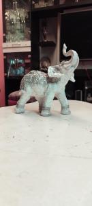 un elefante de juguete de plástico sobre una mesa en Casa Nido de Oro, en Oropesa