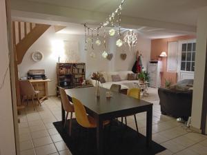 ein Esszimmer und ein Wohnzimmer mit einem Tisch und Stühlen in der Unterkunft CHEZ ISA chambres chez l'habitant in Montlouis-sur-Loire