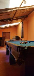 Una habitación con una mesa de billar con pelotas. en Casa Nido de Oro, en Oropesa