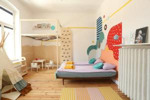 a childs room with a bed and a climbing wall at Sopociaki in Sopot