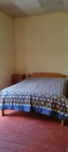 1 dormitorio con 1 cama con edredón azul en Casa Nido de Oro, en Oropesa