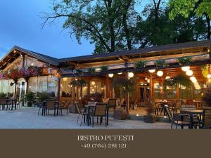 Restoran või mõni muu söögikoht majutusasutuses Cosy Apartments & Bistro Pufești