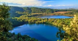 una vista aerea di un lago nel bosco di Casa Vico Primo a Rionero in Vulture