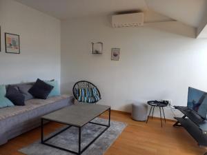 Χώρος καθιστικού στο Apartman RedBrick