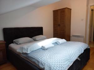 Ένα ή περισσότερα κρεβάτια σε δωμάτιο στο Apartman RedBrick