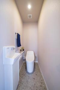 宮古島にあるPanariのバスルーム(トイレ、洗面台付)