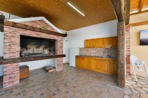Η κουζίνα ή μικρή κουζίνα στο Villa Marinic with private pool , Zadar county