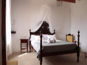 リュックマヨールにあるSon Veri Daltのベッドルーム(天蓋付きベッド1台付)
