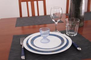 una mesa con un plato y vasos sobre una mesa en Apartment Gandia Playa Venecia, en Gandía
