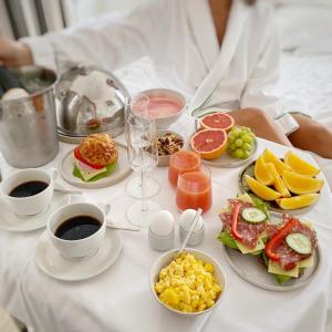 uma mesa coberta com pratos de alimentos e bebidas em Avalon Hotel em Gotemburgo