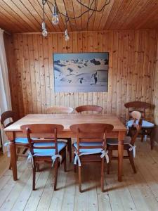 una mesa de madera y sillas en una habitación de madera en Scharnitz Chalet - gut eingerichtetes Haus, en Scharnitz