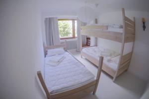 Pokój z 2 łóżkami piętrowymi i oknem w obiekcie Scharnitz Chalet - gut eingerichtetes Haus w mieście Scharnitz