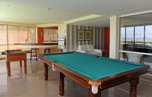 una sala de estar con una mesa de billar. en Florasol Residence Hotel - Dorisol hotels, en Funchal