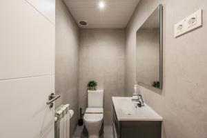 Koupelna v ubytování AmazINN Places Blasco de Garay 102