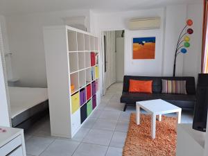 een woonkamer met een bank en een tafel bij O Petit Bonheur in Laroque-des-Albères