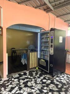 Kampong Kundassan的住宿－Ren-Hana Kundasang，大楼内的自动售货机,有桌子