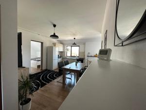 cocina y comedor con mesa en una habitación en Bokorlak 3 en Odorheiu Secuiesc