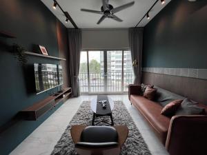 uma sala de estar com um sofá e uma televisão em Modern Stylish Apartment near Kuching Airport em Kuching