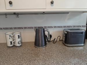 Coffee at tea making facilities sa Wokingham - Central 2 beds home with parking