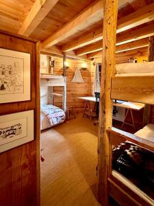 Pokój z łóżkiem piętrowym i biurkiem w kabinie w obiekcie EnJOiE w mieście La Garde