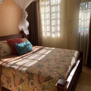 una camera da letto con un letto con un piumone colorato di Lovely Apartment in Westlands a Nairobi