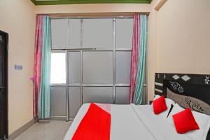 Una cama o camas en una habitación de Flagship Chhaya Mansion