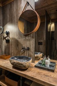 baño con 2 lavabos en una encimera de madera en Nový pokoj Hotelu Emerich, en Pec pod Sněžkou