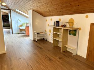 ein Wohnzimmer mit einer Holzdecke und einem Regal in der Unterkunft Natur Atempause Schwarzwald in Horb am Neckar