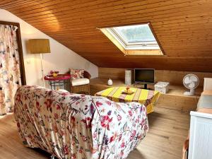 ein Wohnzimmer mit einem Sofa und einem Dachfenster in der Unterkunft Natur Atempause Schwarzwald in Horb am Neckar
