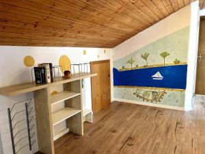 ein Zimmer mit einem Regal und einem Wandbild eines Bootes in der Unterkunft Natur Atempause Schwarzwald in Horb am Neckar