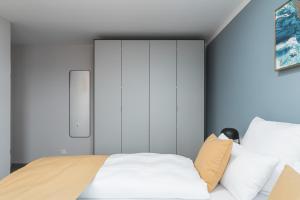 a bedroom with a bed with a white headboard at DELUXE APARTMENT 2 Schlafzimmer - Aufzug - kostenlos Parken - Balkon - Messe Flughafen in Leinfelden-Echterdingen +26 photos