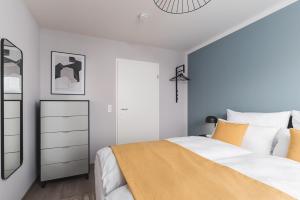 een witte slaapkamer met een bed en een spiegel bij DELUXE APARTMENT 2 Schlafzimmer - kostenlos Parken - Messe Flughafen - Balkon - Netflix in Leinfelden-Echterdingen
