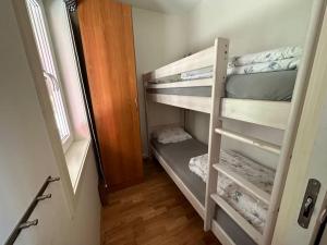 a small room with a bunk bed in a room at Nydelig ferieleilighet på bryggekanten in Korshamn