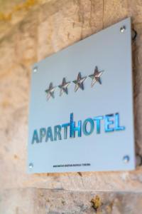 Znak dla hotelu samolotu wiszącego na ścianie w obiekcie Apart hotel M S KATUNJANIN w mieście Herceg Novi